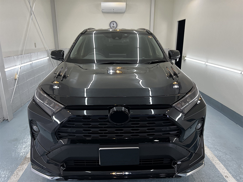 Linee guida di sicurezza per rimuovere la pellicola dai fari auto